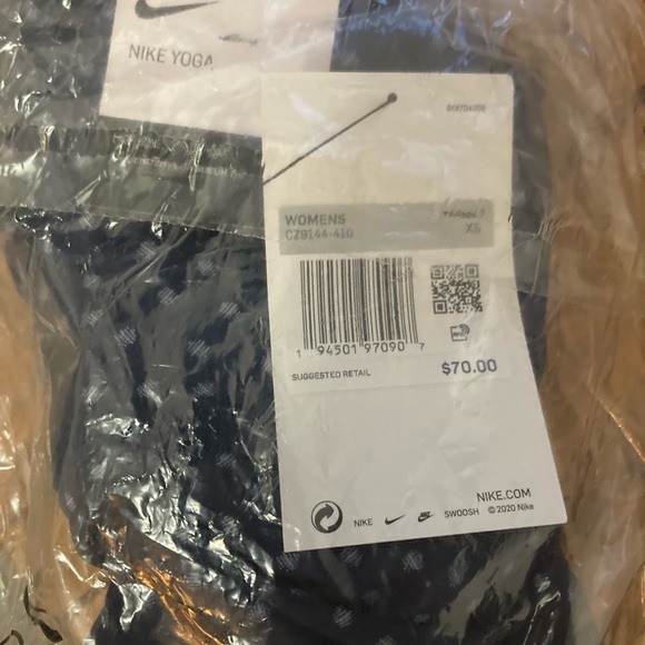 Nike Women's Yoga Dots Twist 7/8 Capri Tights - Picture 6 of 6